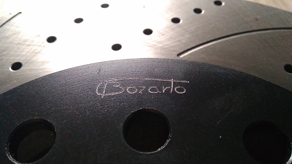 Logo na tarczach Bozarto